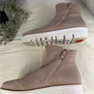 FitFlop Beige Zip Ankle Boots Size 10 Lug Sole Comfort Booties